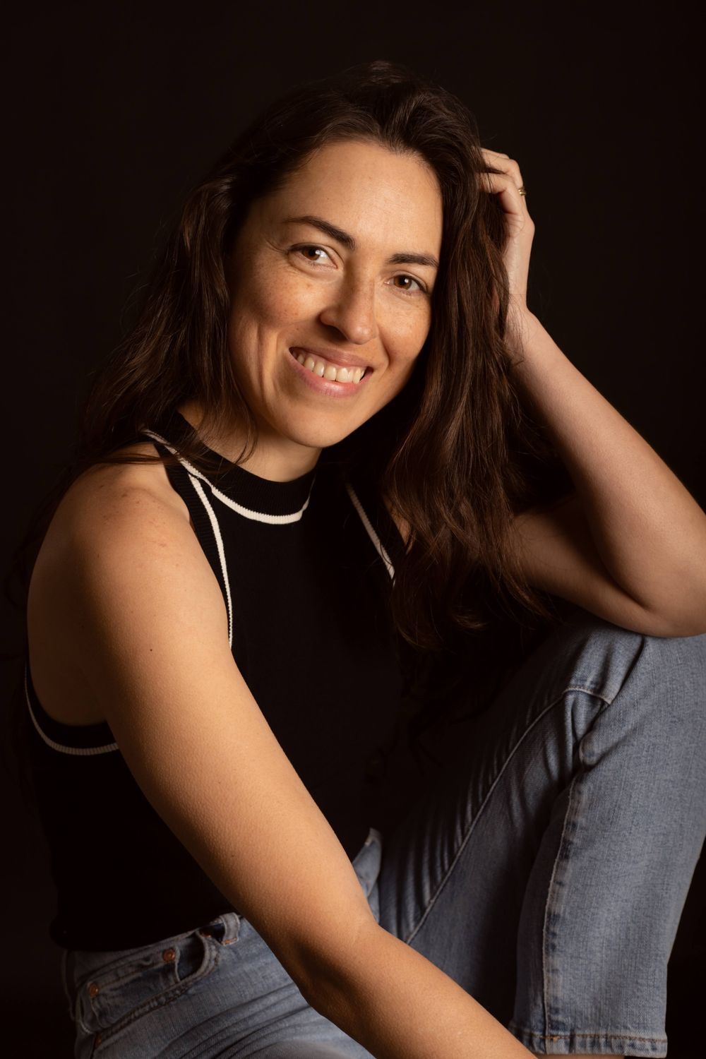 Portrait de Cosette Dubois, souriante, sur fond noir